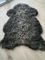 Ægte Gotlandsk lammeskind med krøller. Blødt & naturligt