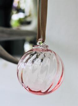Julekugle rosa
Anna von Lipa
Håndlavet i bøhmisk krystal