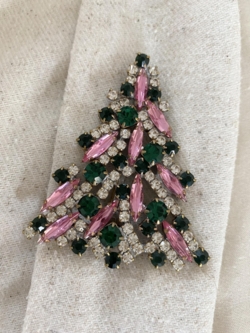 Håndlavet Broche
Juletrætsbroche i vintage rhinsten
Julesmykke