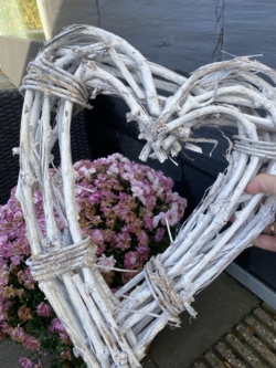 Pileflet Hjerte
Håndfletet af naturmaterialer
Stort Hjerte