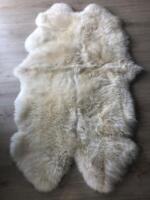 Tæppe i ægte lammeskind. Blødt stort tæppe til stueindretning
