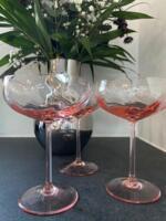 Rosa champagne skåle på bordet fyldt med mousserende vin til festlige lejligheder