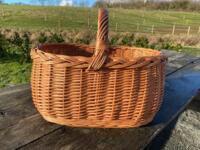 Håndflettet kurv med hank i naturligt pileflet, holdbar og tidløs