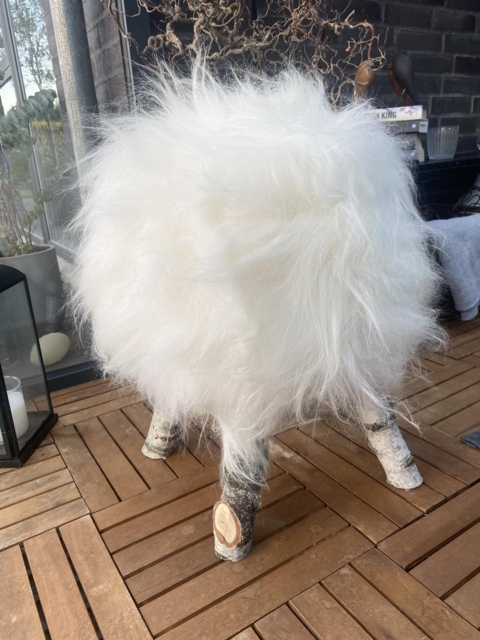 Lammeskind Skammel
Ægte Lammeskind med træ ben
Hvidt skind