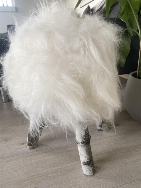 Lammeskind Skammel
Ægte Lammeskind med træ ben
Hvidt skind