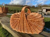 Hollænder-picnickurv i flet med låg på udflugt – perfekt til skovture og picnic