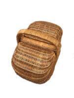 Stor Hollænder-picnickurv i flet fyldt med mad og drikke til picnic og strandture