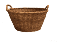 Klassisk flettet kurv i naturligt pileflet brugt til opbevaring af frugt og tæpper i hjemmet.