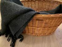 Stor flettet kurv i håndflettet pileflet til opbevaring af tæpper og plaider i stuen eller hyggehjørnet.