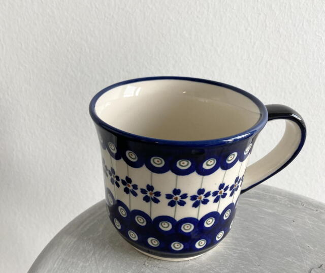 Ægte Polsk Keramik Krus 0,5 L. Håndlavet og Håndmalet.
Mønster "Påfugle Øjne"