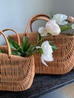 Tidløs kurvetaske håndflettet i pileflet. Et naturligt og holdbart alternativ til plastikposer, perfekt til både indkøb, picnic og opbevaring.