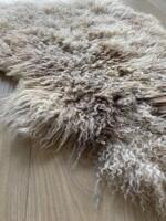 Gotlandsk lammeskind med tætte, små krøller og blød overflade