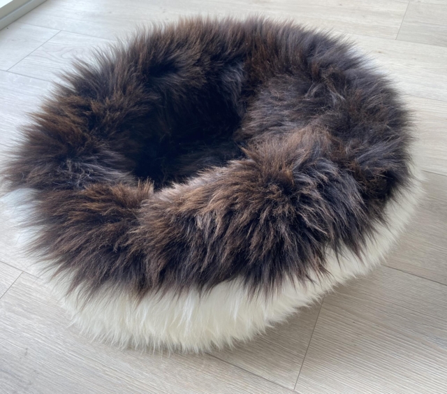 Stor hundeseng i ægte lammeskind
100 % naturvarer
diameter 60 cm