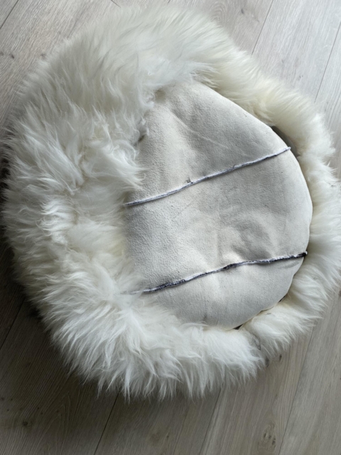 Stor hundeseng i ægte lammeskind
100 % naturvarer
diameter 60 cm