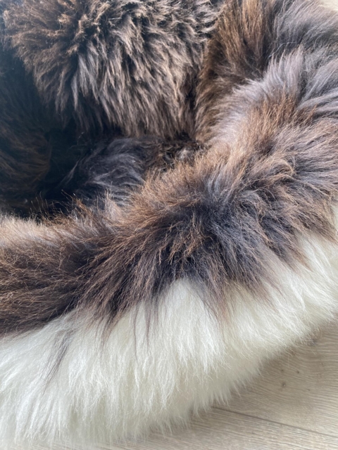 Stor hundeseng i ægte lammeskind
100 % naturvarer
diameter 60 cm