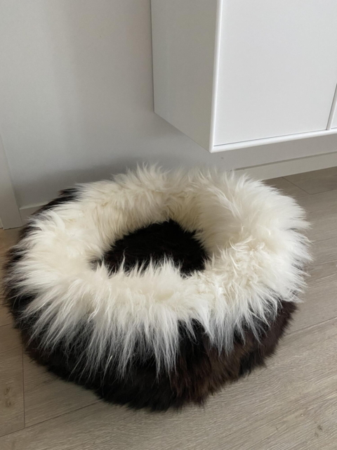 Stor hundeseng i ægte lammeskind
100 % naturvarer
diameter 60 cm