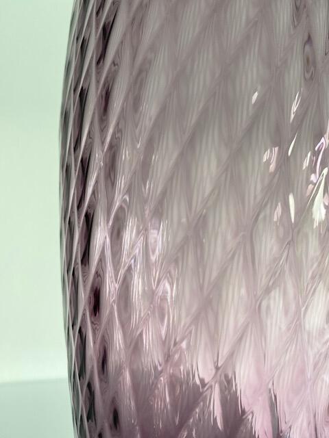 Teardrop vase - Limited Edition
Ametyst med ternede mønstre
Limited Edition