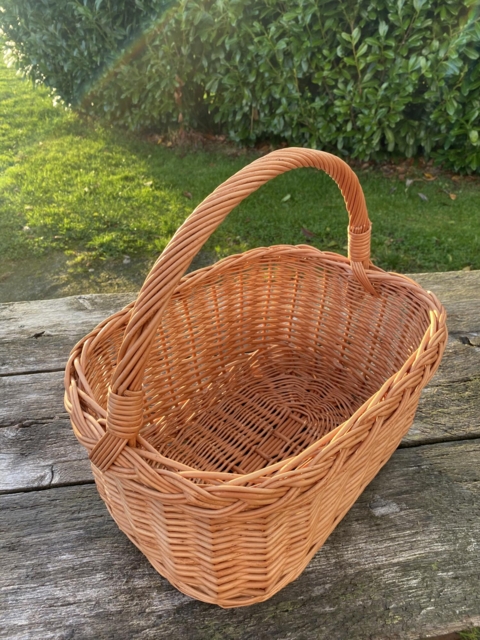 Flettede kurve med hank
Kurv med firkantet form
Håndflettet - 42 cm