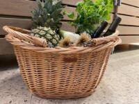 Stor indkøbskurv til dagligvarer fyldt med frugt og grønt