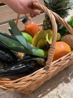 Stabil flettet indkøbskurv med flad bund, der holder varer sikkert under transport.