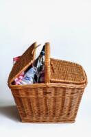 Klassisk picnickurv i naturlig pileflet velegnet til picnic og opbevaring