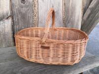 Praktisk kurv i pileflet med hank til indkøb, plukning af frugt og småting, let og nem at have med.