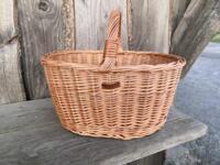 håndflettet svampekurv i pileflet med solid hank og praktisk form.