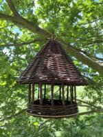 Fuglehus til haven i pileflet, hængende på træ, perfekt til udendørs brug og som dekoration.