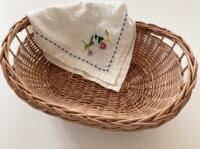 Brødkurv i flet bruges til servering af brød, kager og frugt på bordet.