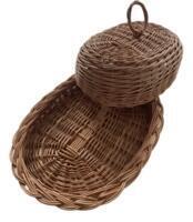 Brødbakken med låg i pileflet. Bunden fungerer som serveringsbakke til brød, kager eller frugt.