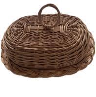 Elegant brødbakke i håndflettet pileflet med låg, der beskytter brød mod støv og insekter.