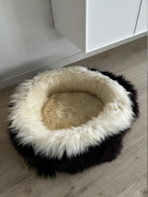 Luksus Hundekurv_1
Ægte Lammeskind
100% Naturprodukt