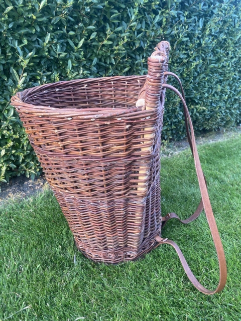 Historisk rygsæk i pileflet
med læderrem
naturflet