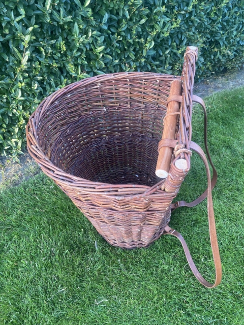 Historisk rygsæk i pileflet
med læderrem
naturflet