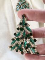 Julebroche til kvinder - håndlavet design med rhinsten som giver et elegant og festligt julelook.