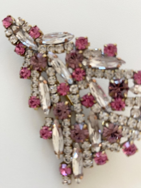 Broche til Jul
Håndlavet Jultræ o vintage rhinsten
Tjekkisk Glaskunst