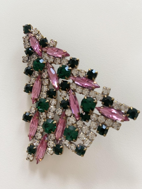 Håndlavet Broche
Juletrætsbroche i vintage rhinsten
Julesmykke