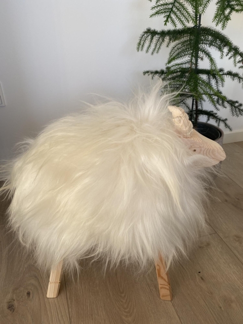 Skammel i naturmaterialer
Dyrskammel
Ægte Lammeskind _ træ