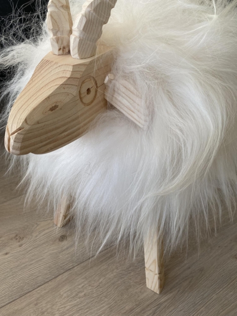 Skammel i naturmaterialer
Dyrskammel
Ægte Lammeskind _ træ