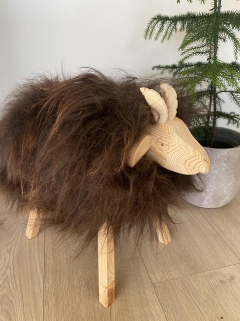 Fodskammel i naturmaterialer
Ægte lammeskind & træ
Formet som dyr