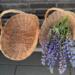 Stor blomsterkurv i flet med hank – dekorativ kurv til blomster, som gavekurv og naturlig boligindretning.