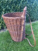 Historisk rygsæk i pileflet med læderrem